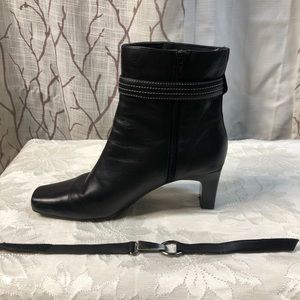 Markon, size 10, black leather ankle boot.